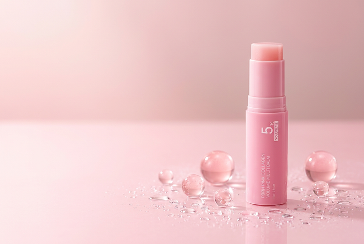 Bálsamo facial Orisalia rosa sobre una superficie con gotas